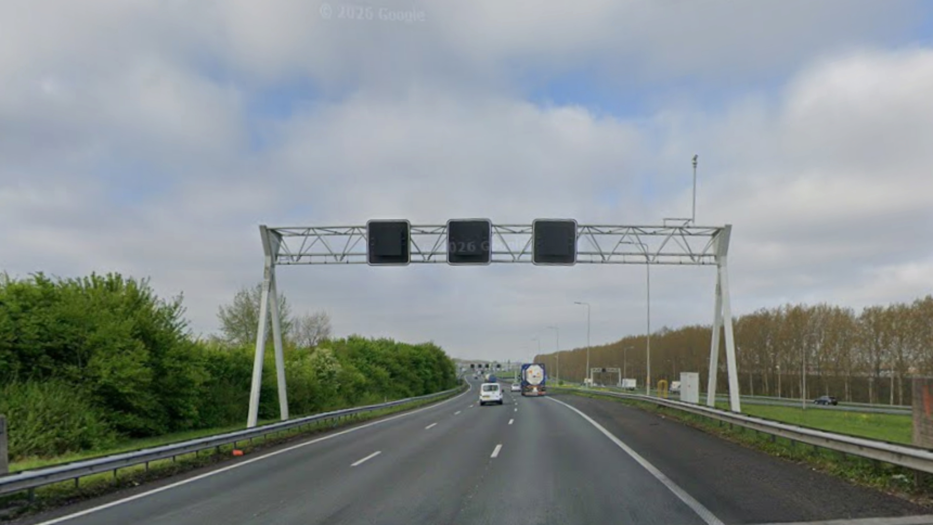 Het spoelgat zit onder de linkerbaan als de fly-over van de A16 naar de A15 op de grond 'landt'.