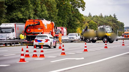 Vrachtwagen schiet door middenberm A12, files bij Ede