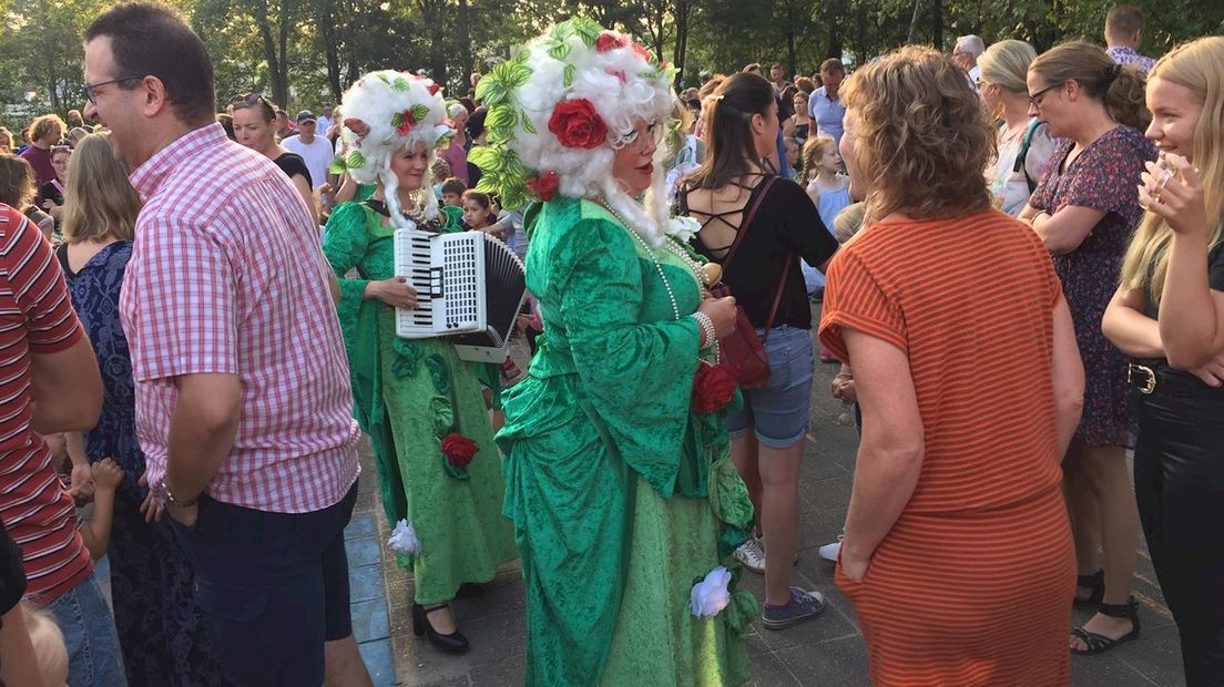 Twee vrolijk uitgedoste dames heten de leerlingen welkom