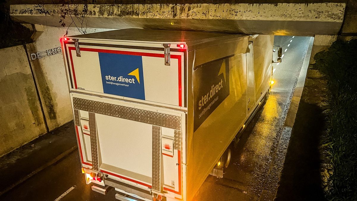 112-nieuws 9 november: Vrachtwagen vast onder viaduct | Jongen gepakt voor bankfraude in Rottevalle