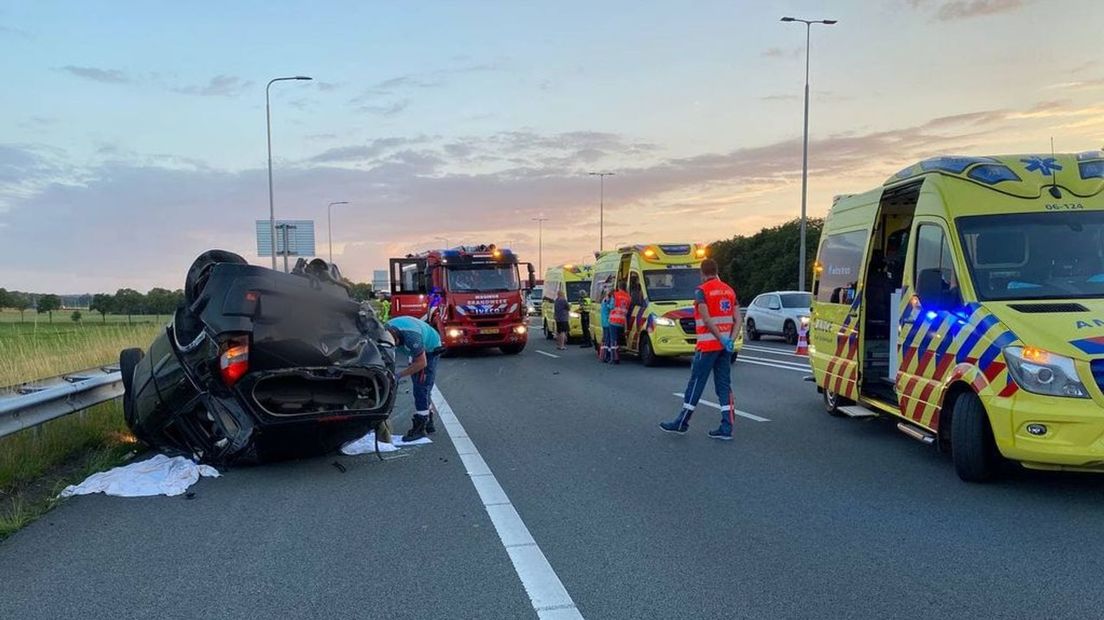 Een van de auto's sloeg over de kop.