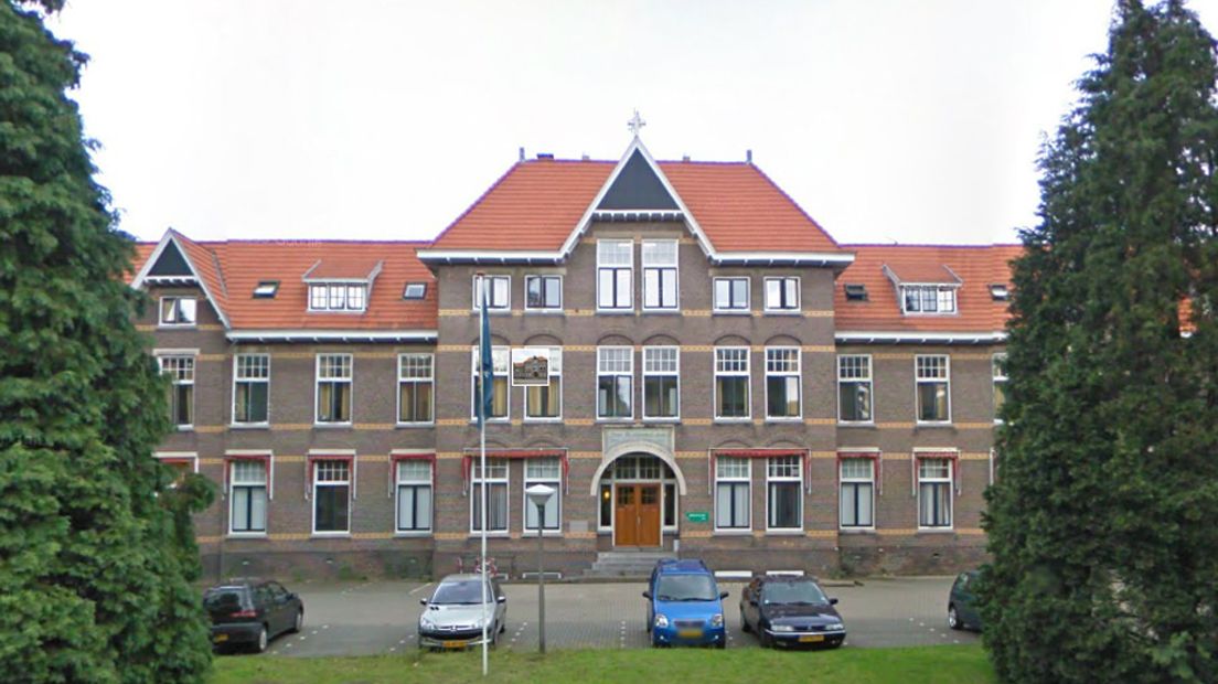 De portocabins staan pal naast het bestaande asielzoekerscentrum aan de Barchman Wuytierslaan.
