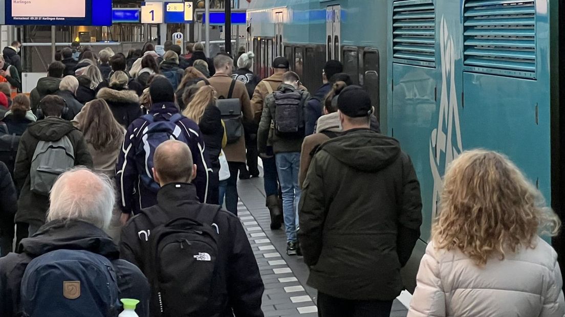 Reizgers op it treinstasjon fan Ljouwert