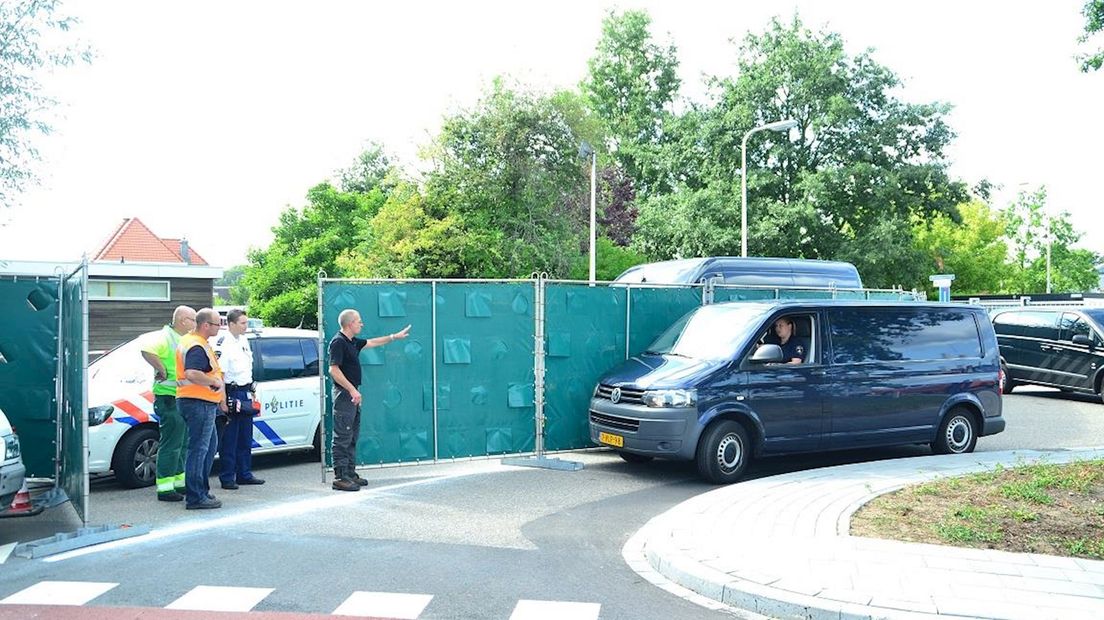 Onbekend pakketje in water bij molen de Passiebloem