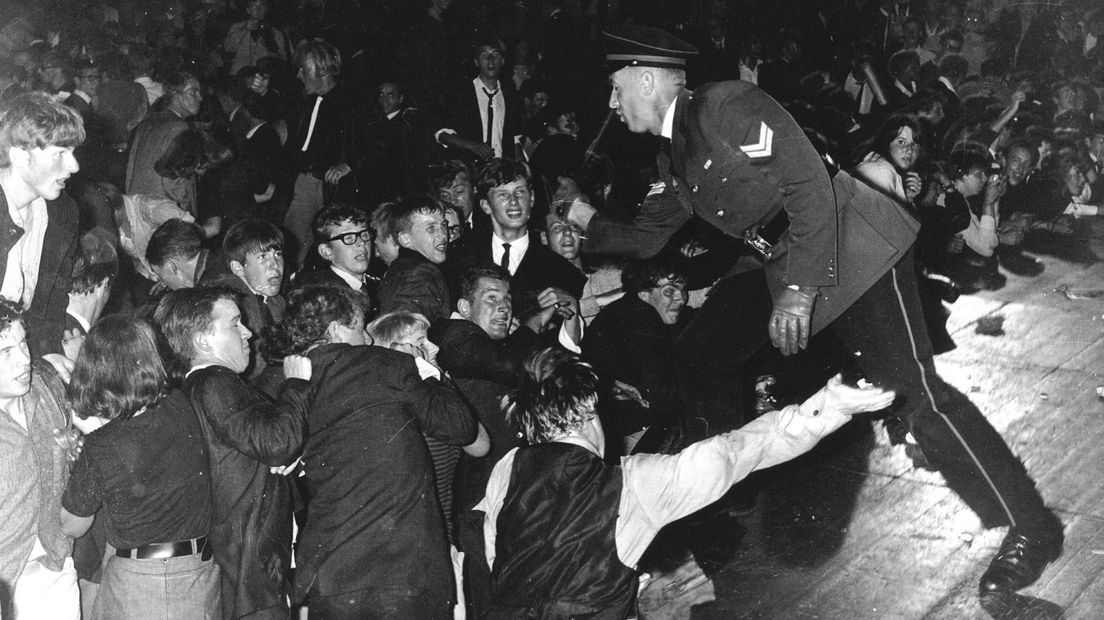 De politie treedt hard op tijdens het concert van de Rolling Stones in het Kurhaus