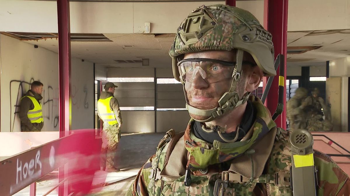 Militairen beoefenen het binnendringen van een gebouw in Meppel
