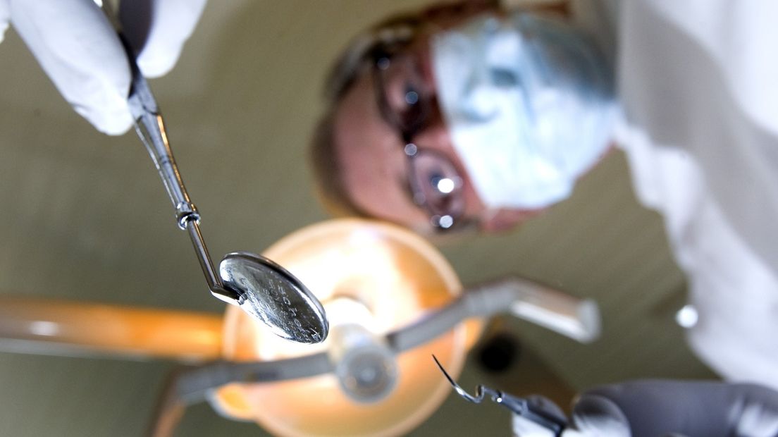 Een tandarts behandelt een patiënt.