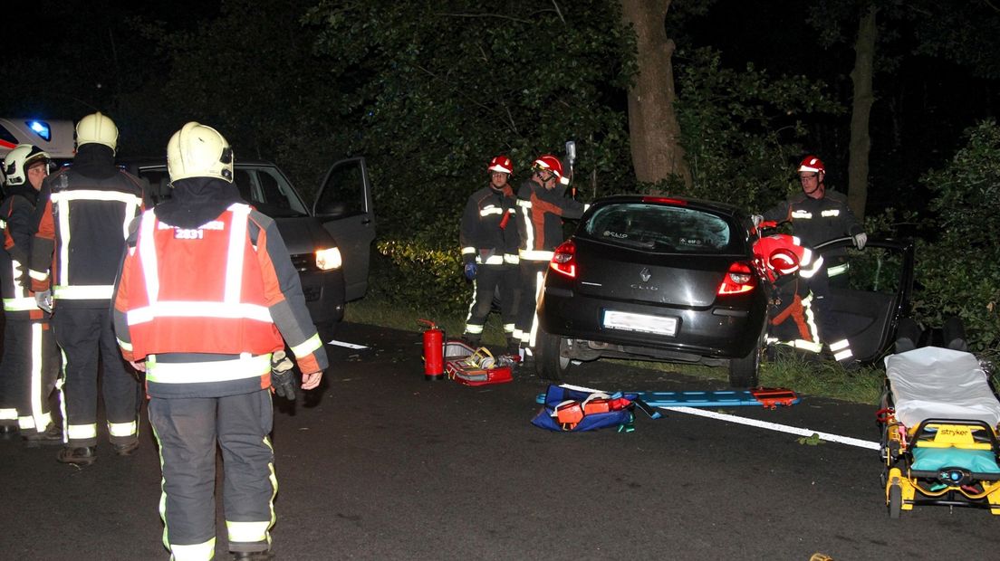 De tegen een boom gecrashte auto.