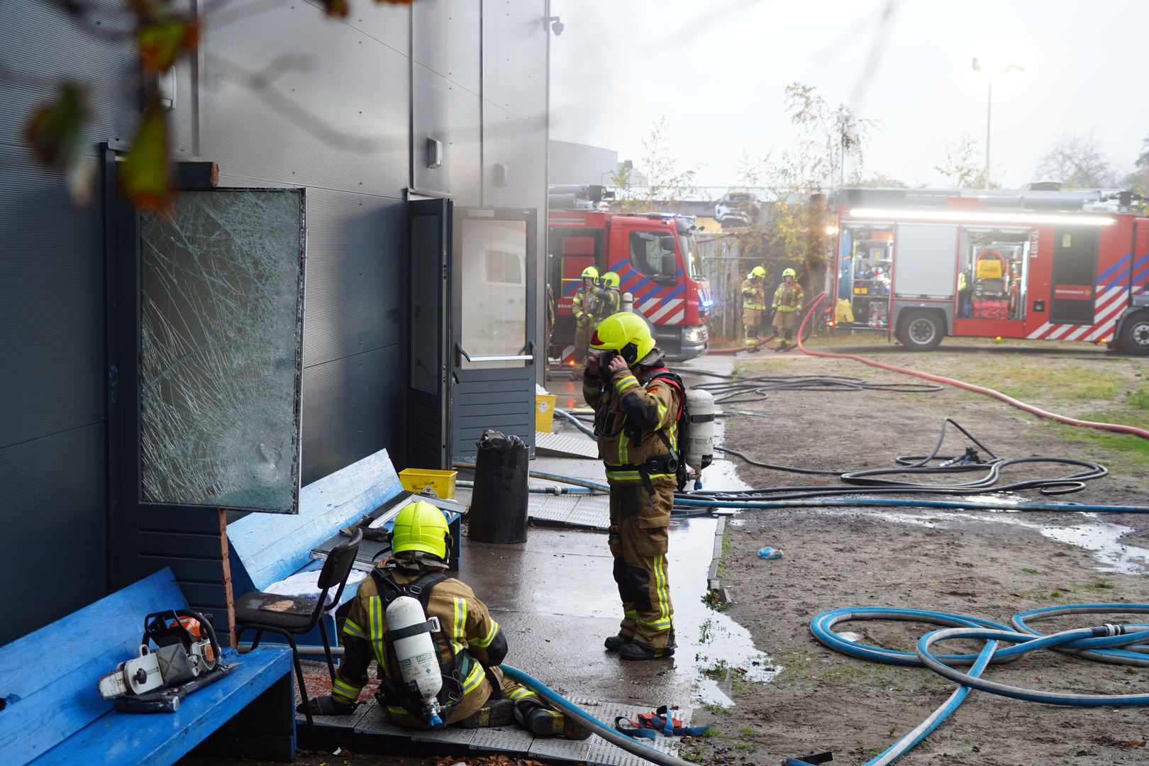 De brandweer forceerde een deur om in de opvang te komen.