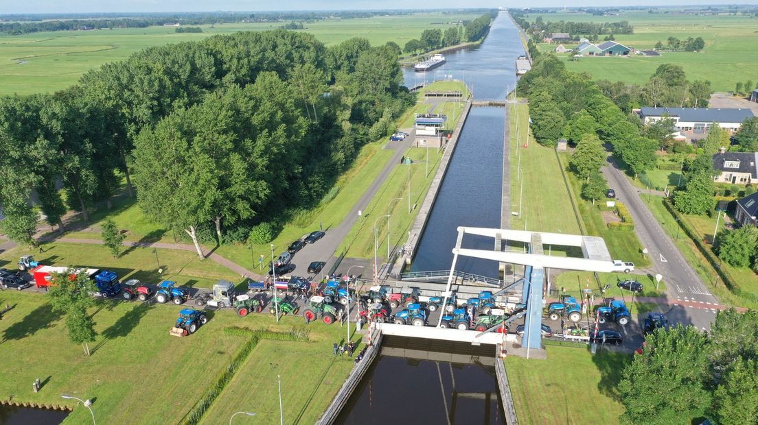 Trekkers op een brug over het Prinses Margrietkanaal