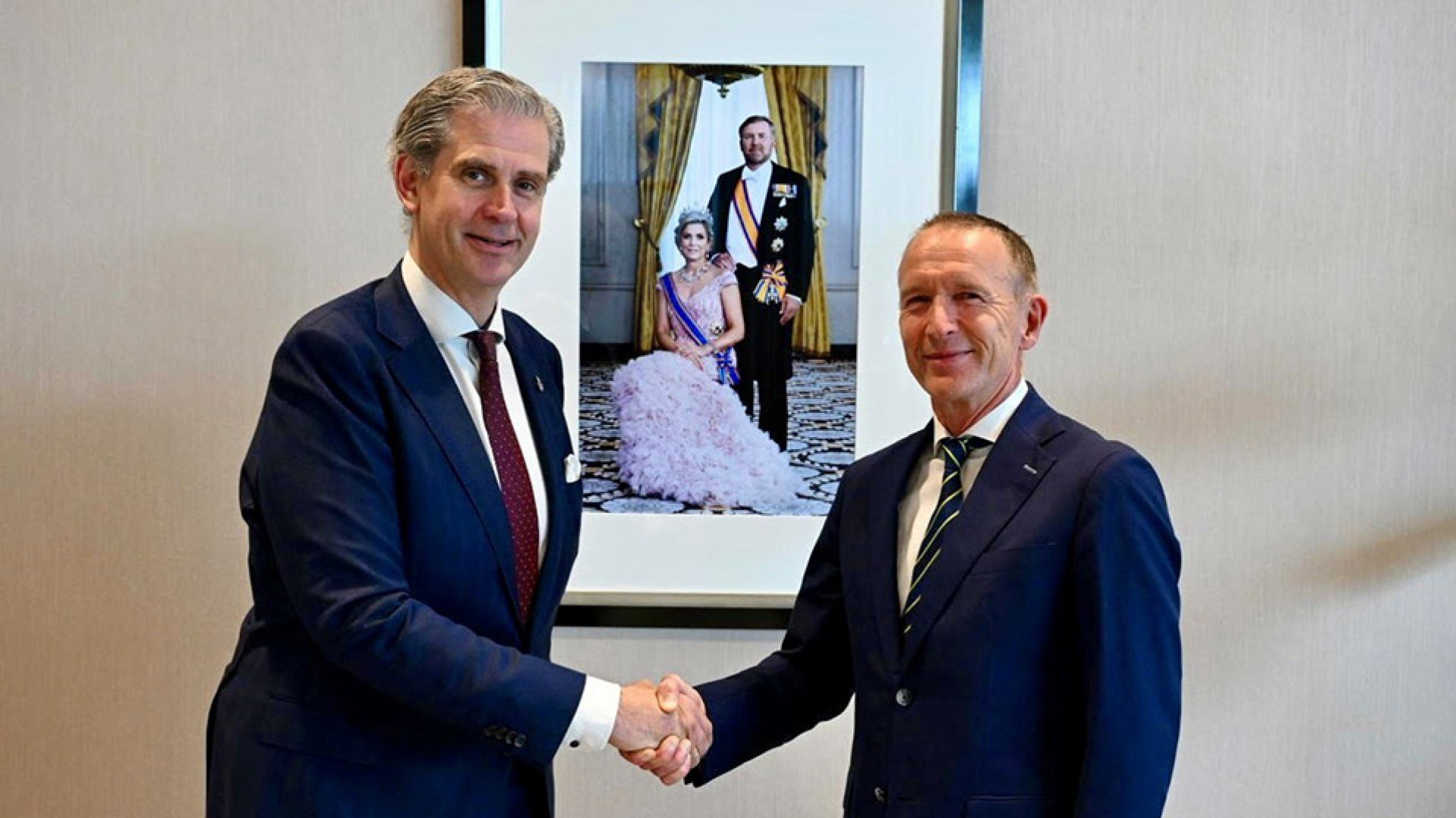 Waarnemend burgemeester Erik van Heijningen (r) is beëdigd door commissaris van de Koning Wouter Kolff (l)