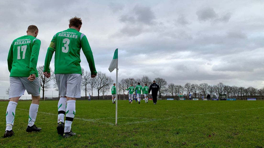 het amateurvoetbal gaat (vooralsnog) gewoon door dit weekend (Rechten: RTV Drenthe/Stijn Steenhuis)