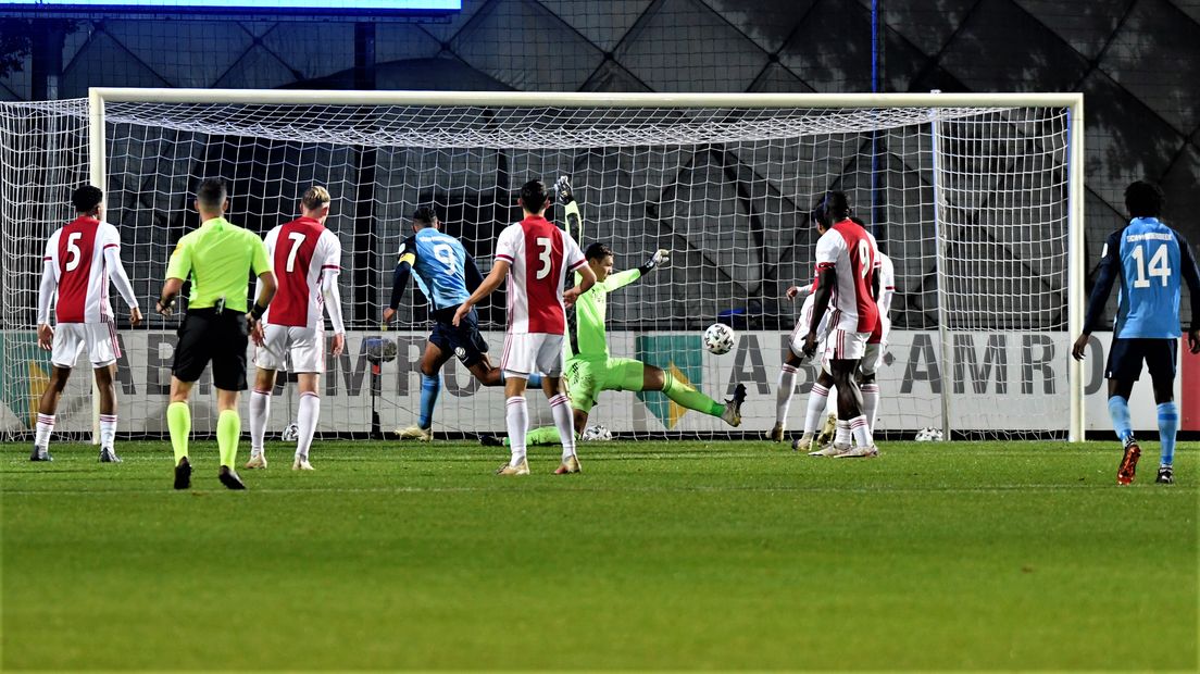 Jeredy Hilterman (9) scoort tegen Jong Ajax