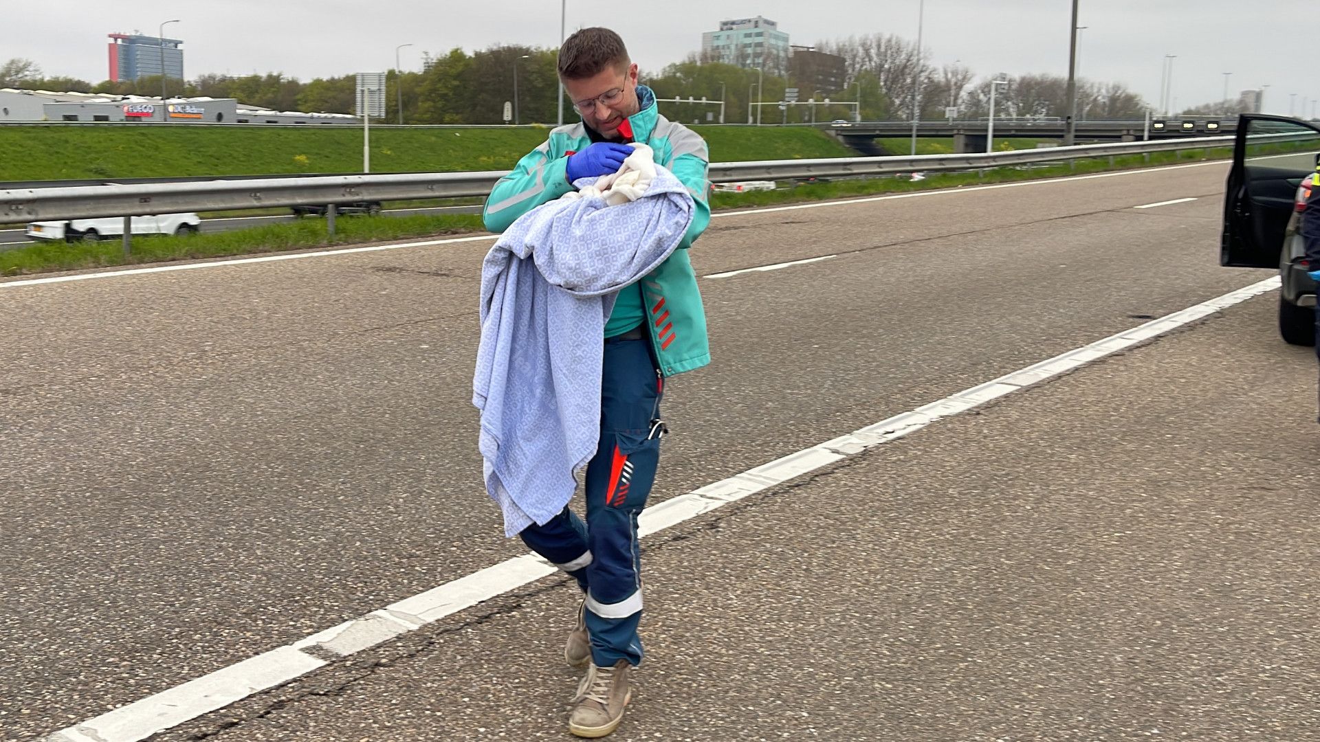 Vrouw Bevalt Op Snelweg A13 - Omroep West