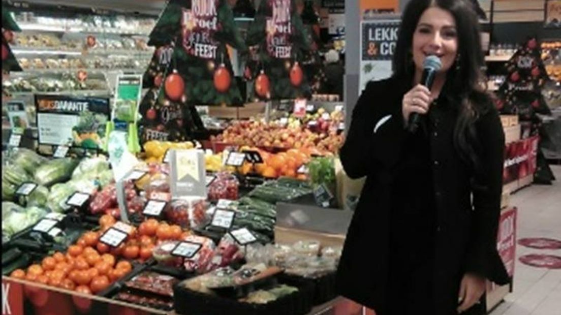Zangeres Sieneke Peeters uit Nijmegen zet haar stem in om producten te verzamelen voor de voedselbankactie.