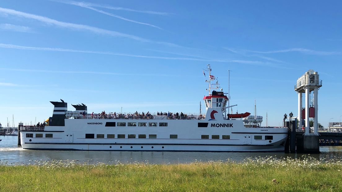 Een afgeladen veerboot richting Schiermonnikoog (archief)