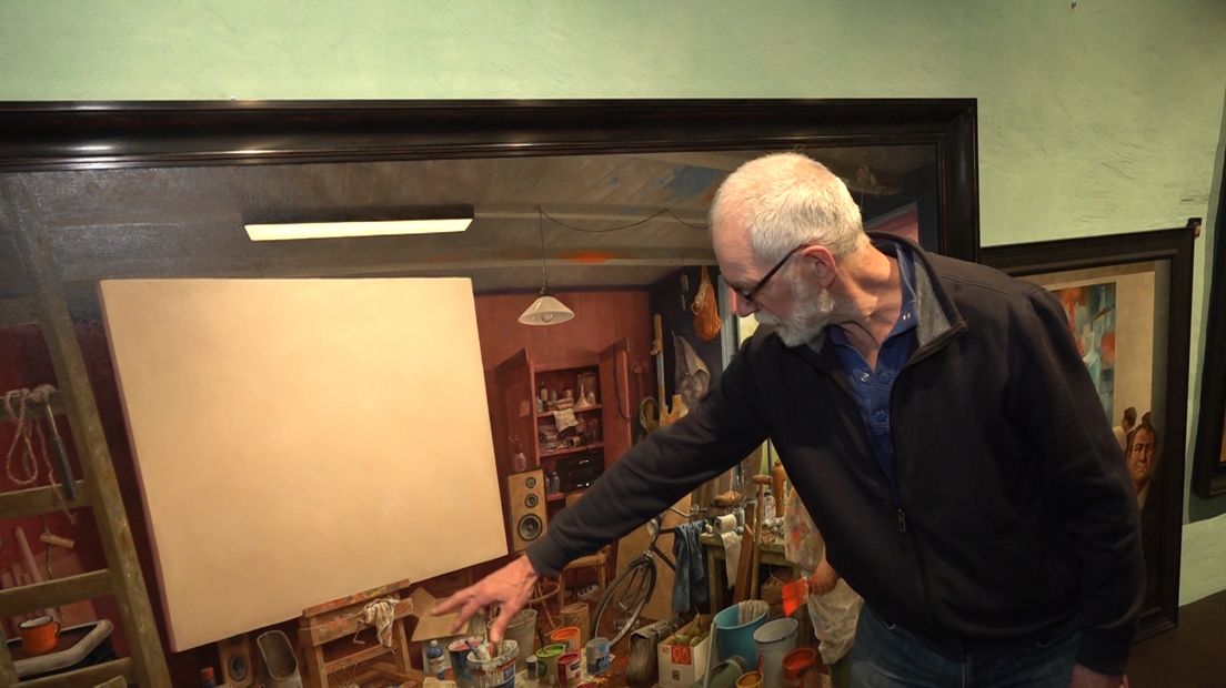 Marius van Dokkum toont vol trots zijn nieuwe schilderij.