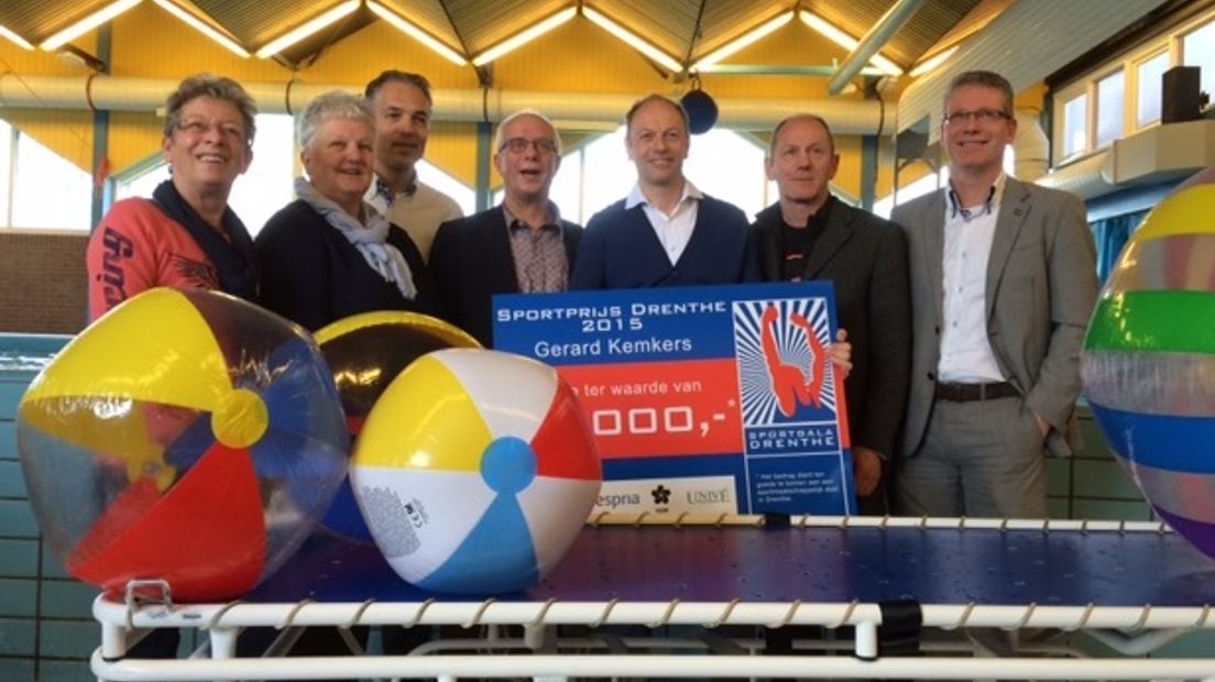 Kemkers schenkt Sportprijs Drenthe aan zwembaden in Vries en Peize