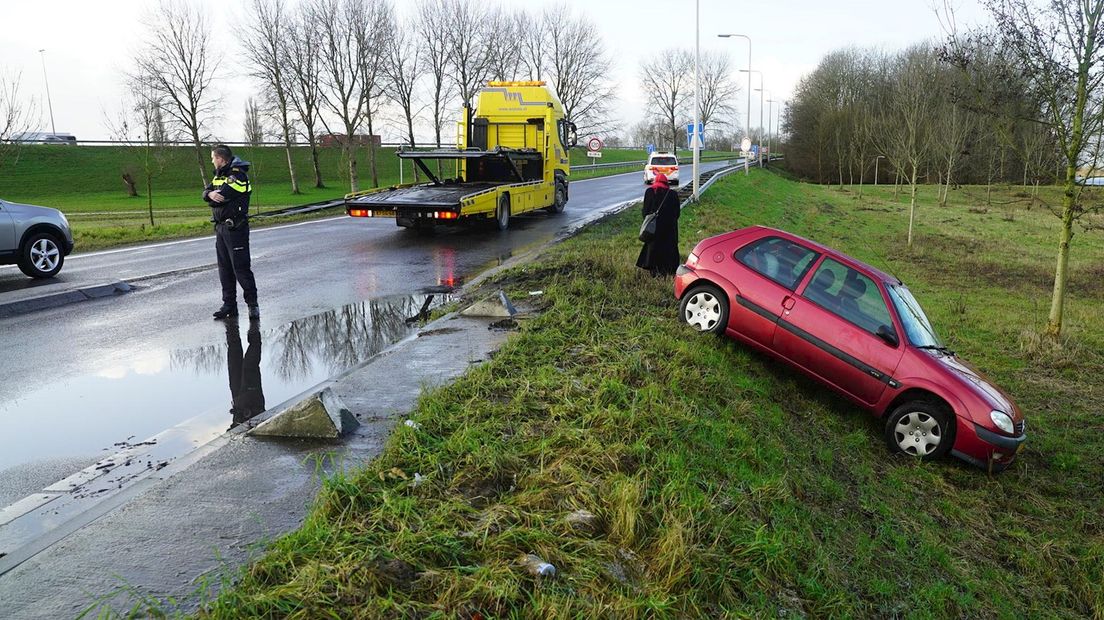 Auto glibbert van oprit bij Deventer