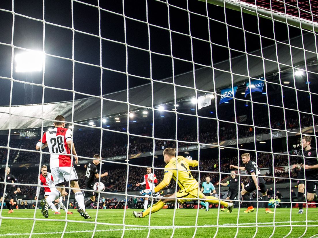 Nicolai Jørgensen schiet Feyenoord op 1-0.