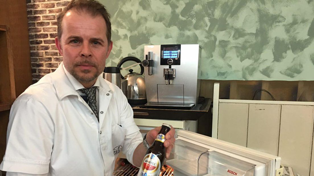 Eric van den Brandt mag alleen alcoholvrij bier schenken (Rechten: Petra Wijnsema / RTV Drenthe)