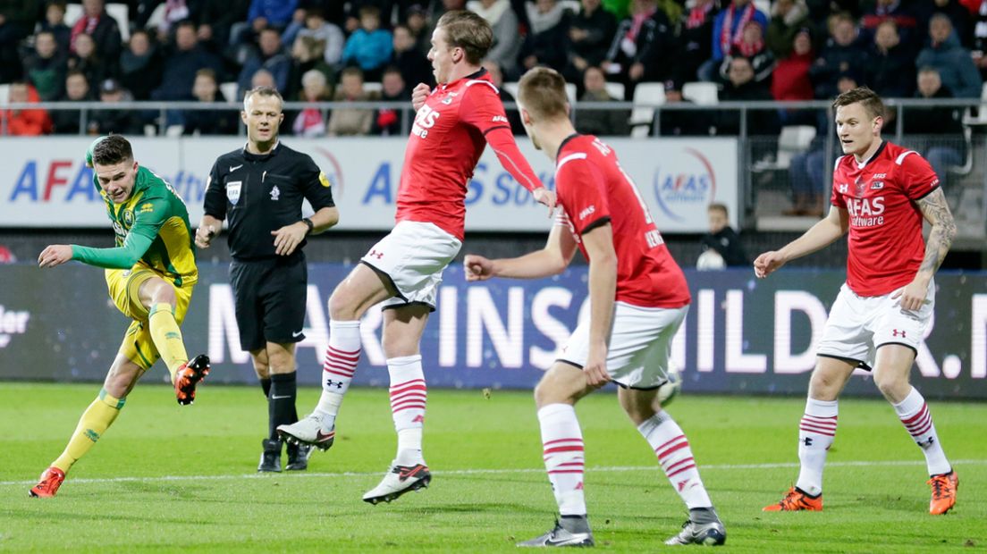 Danny Bakker maakt de 0-1 tijdens AZ - ADO. 