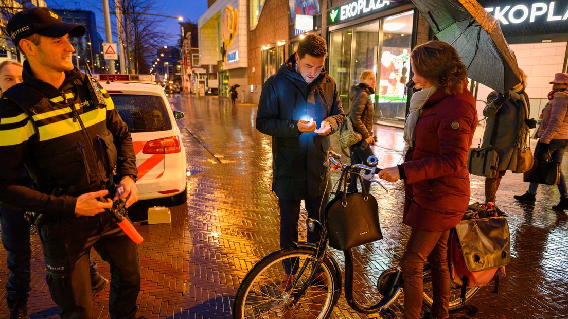 De Haagse wethouder Robert van Asten deelde maandagmorgen fietslampjes uit.