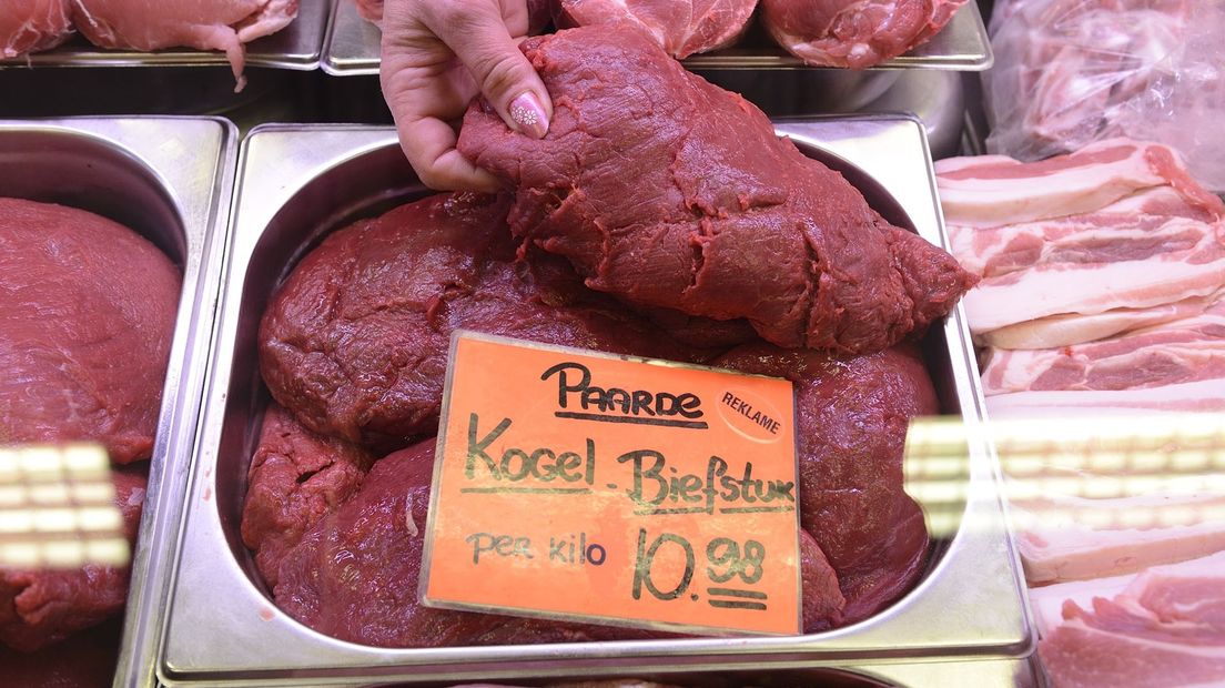 Vlees in de vitrine bij een slager