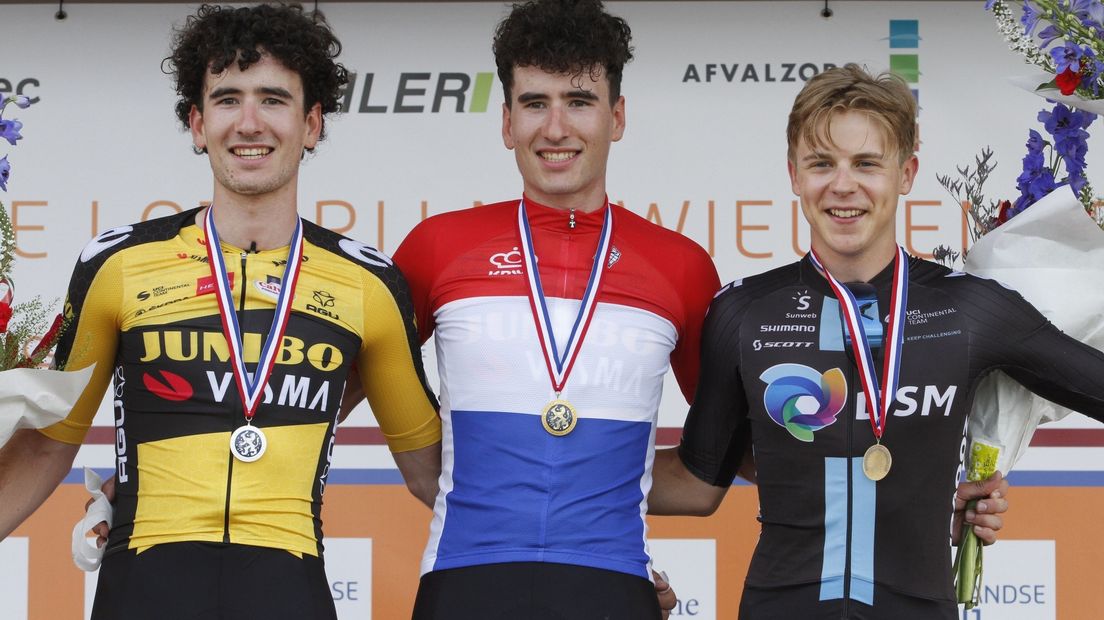 Mick (l) en Tim (r) van Dijke op het podium bij het NK wielrennen voor beloften