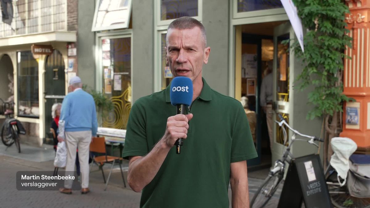 Palestijnse ambassadeur krijgt kunstwerk overhandigd in Deventer.