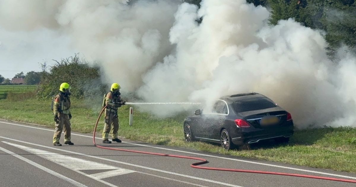 Auto verwoest na brand die ontstond onder het rijden