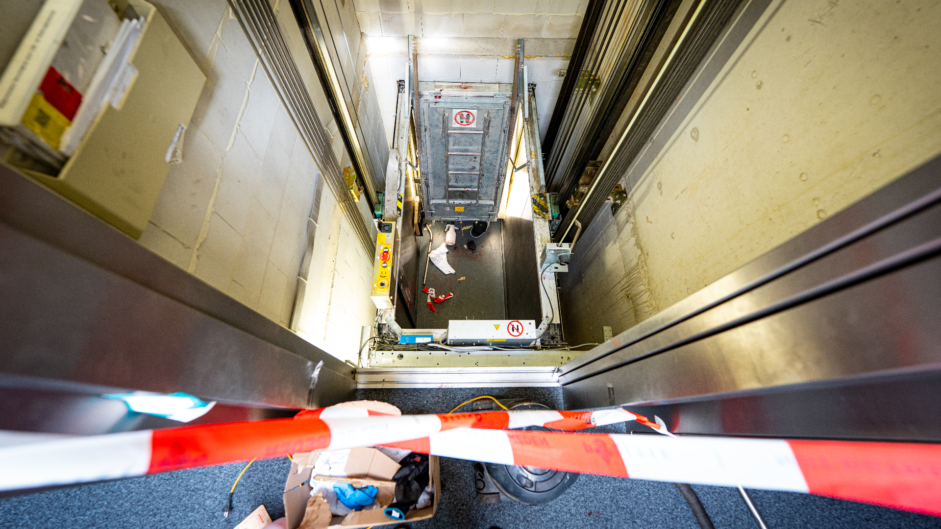 De lift gezien vanaf boven, het hele dak is naar beneden geklapt.