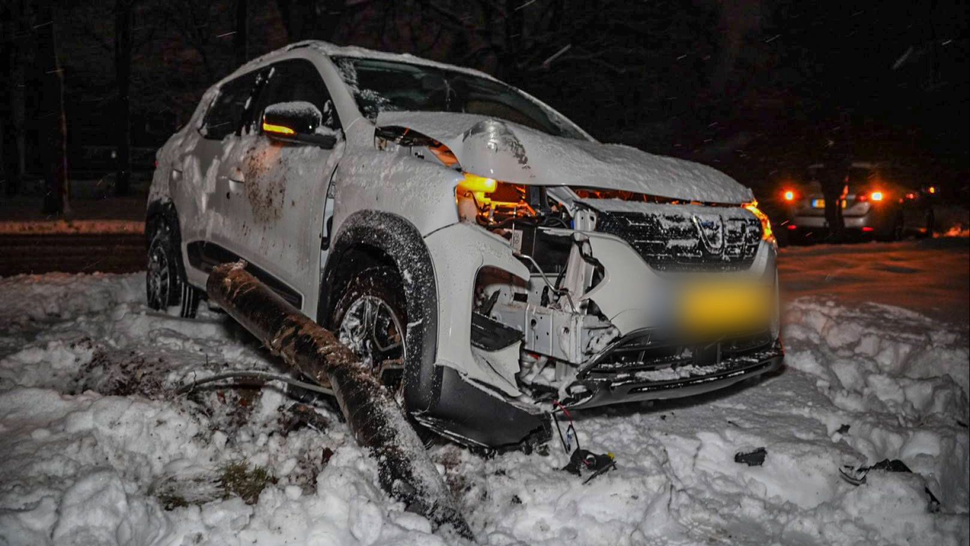 Auto uit de bocht •  dak ingezakt
