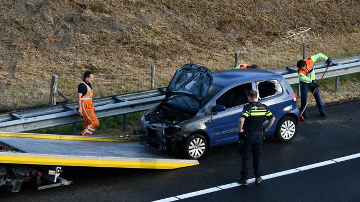 Auto vat vlam op A73 bij Tegelen