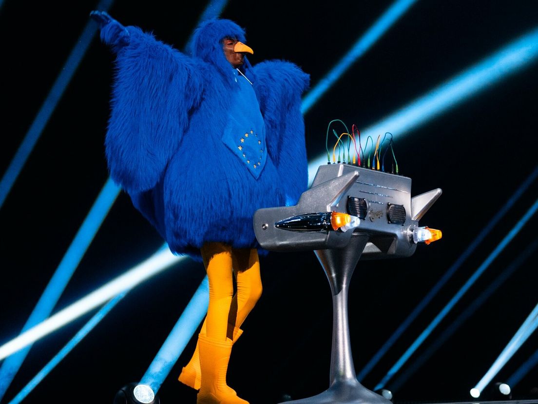 Joost Klein op Eurovisie Songfestival flankearre troch grutte blauwe fûgel