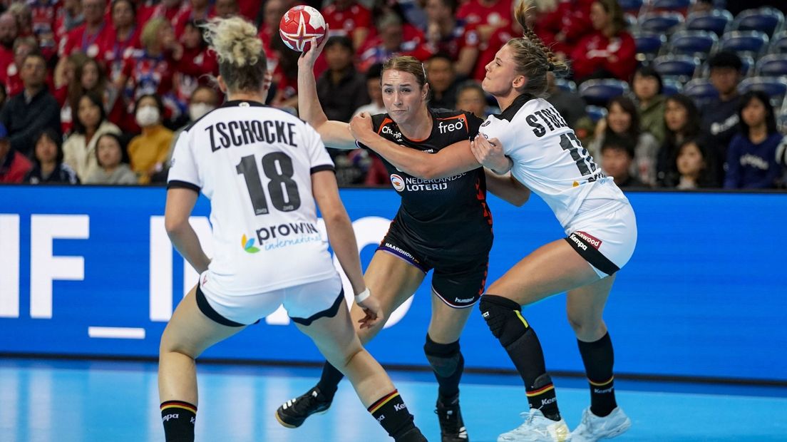 Lois Abbingh in actie tijdens de wedstrijd tegen Duitsland op het WK Handbal
