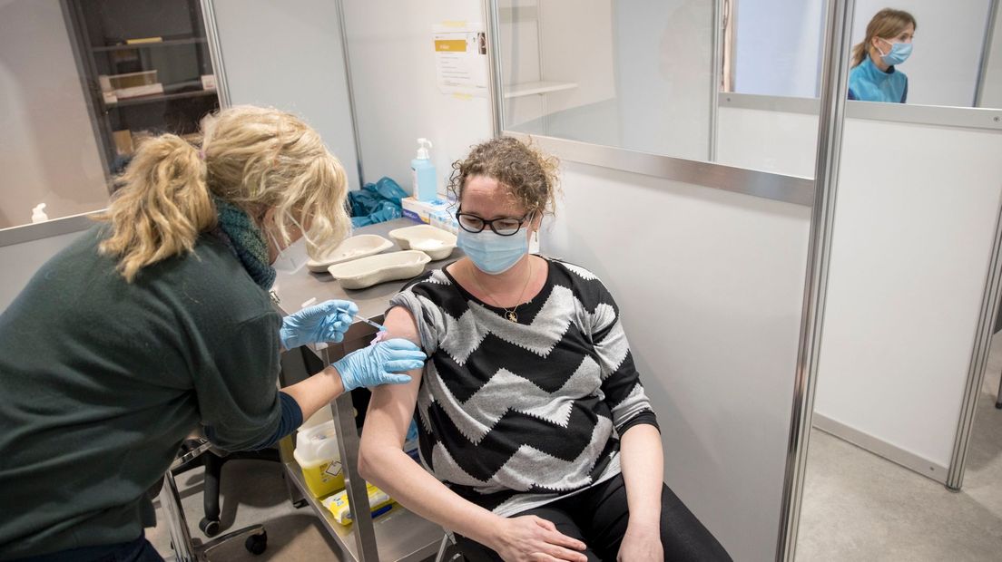 Op het TT Circuit in Assen wordt mensen gevaccineerd tegen het coronavirus (Rechten: ANP)