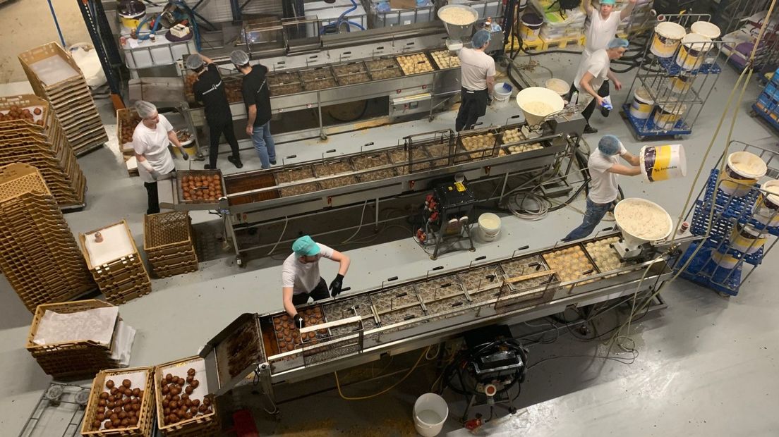 Bij Meesterbakker Roodenrijs worden zo'n 6000 oliebollen per uur gebakken