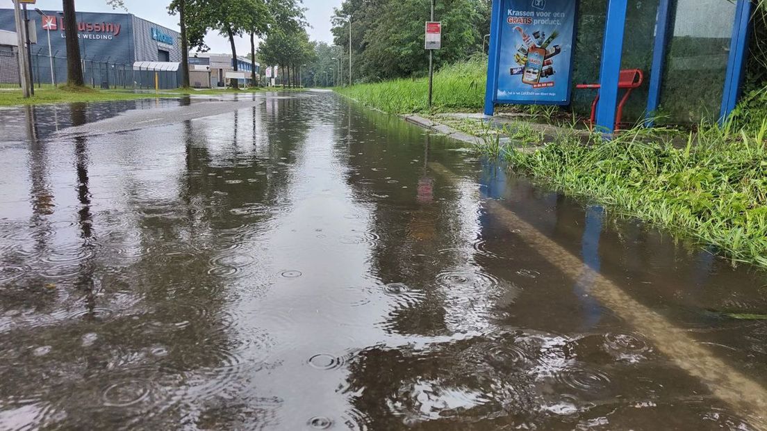 Rondom het gebouw viel veel regen, zoals aan de Kanaalstraat