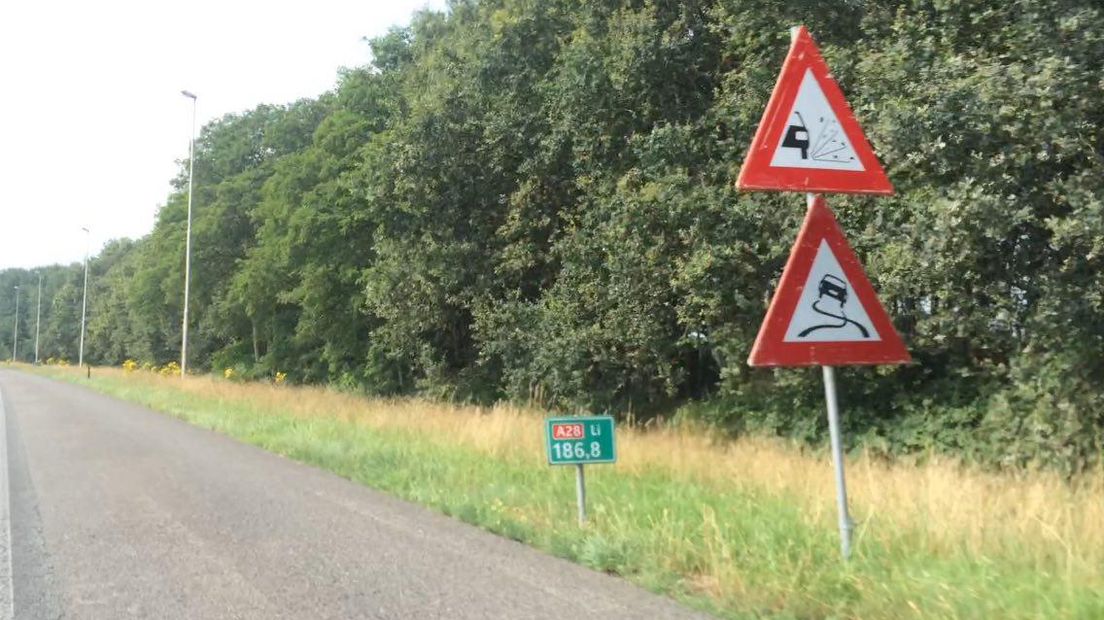 Er zijn borden langs de weg gezet (Rechten: Susan Pathuis / RTV Drenthe)