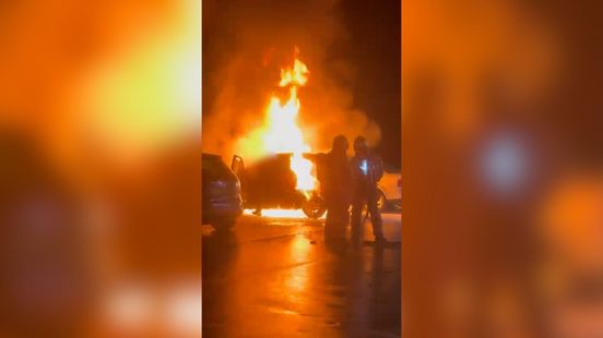 Man springt uit brandende auto