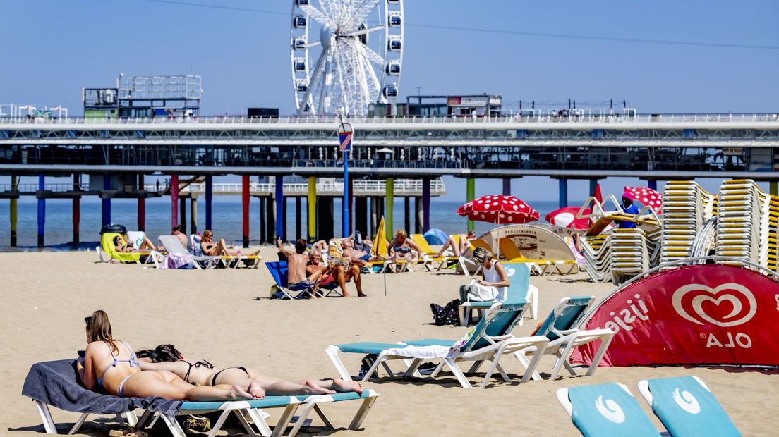 Lekker een dagje naar het strand? Heerlijk. Maar na een drukke dag ligt het er soms vol met peuken