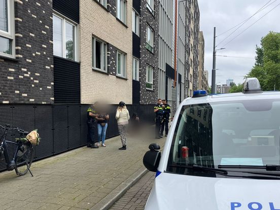 De politie onderzoekt wat er precies gebeurd is in de woning aan de Boezemkade in Rotterdam