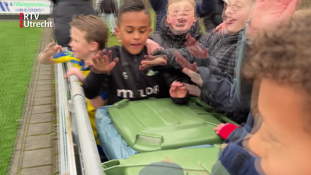 VIDEO: Grote drukte bij Sneijders comeback in Maarssenbroek: 'Ik heb zijn handtekening'