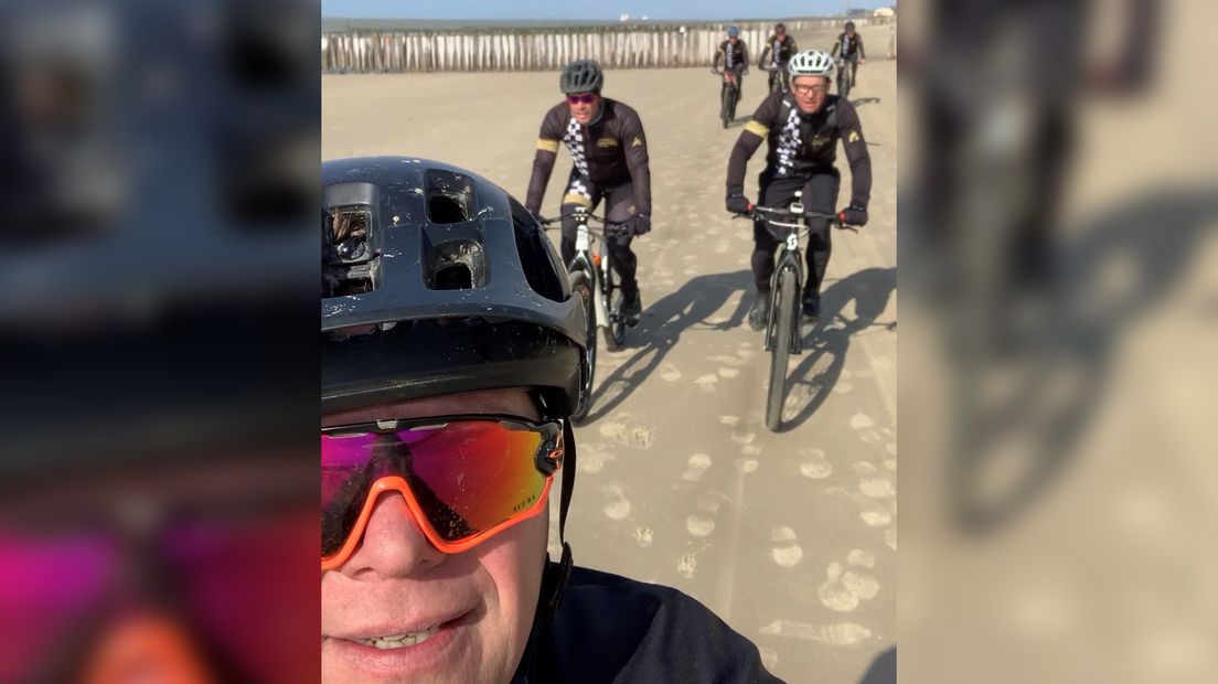 Golden Boys fietsen over het strand van Cadzand naar Ameland