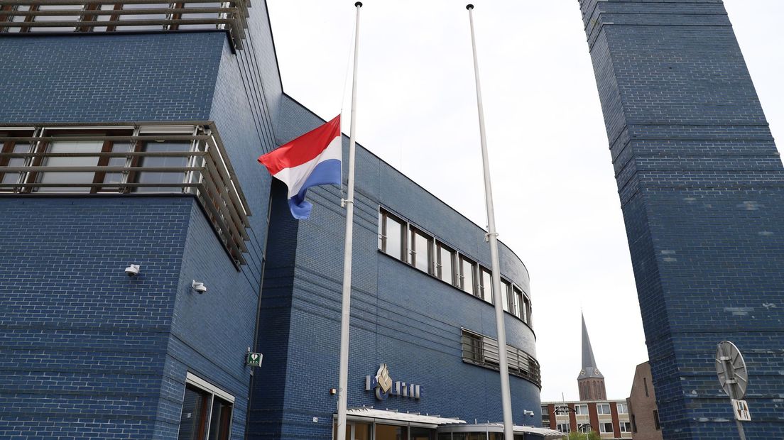 Vlag half stok op politiebureau in Hengelo