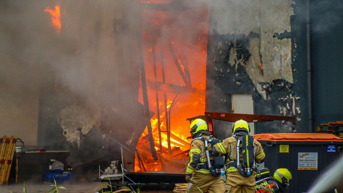 Brand verwoest drie bedrijven nadat vuur overslaat: één gewonde en meerdere explosies