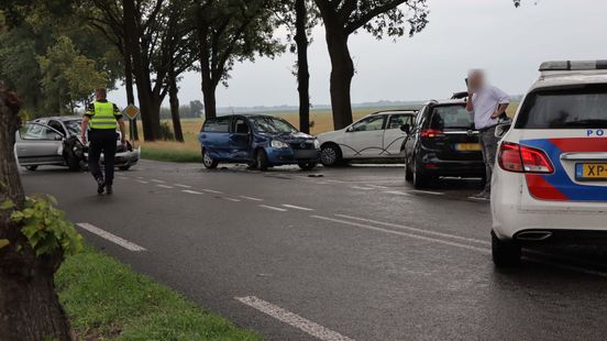 Twee gewonden bij ongeluk op Europaweg Schoonebeek. Twee gewonden bij ongeluk op Europaweg Schoonebeek.