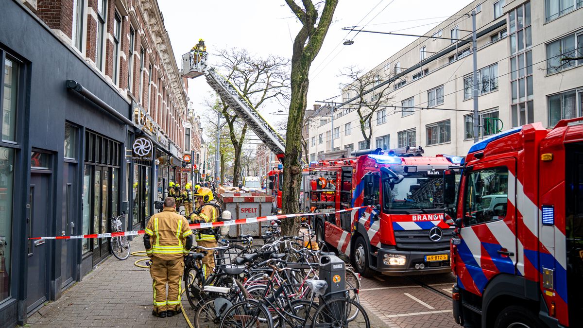 Gewonden bij brand restaurant Rotterdam-West | Gecrashte auto Vlaardingen brandt uit