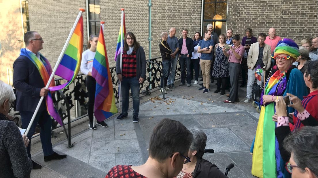 Het stadhuis in Enschede wordt aangekleed met regenboogvlaggen